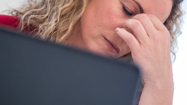 Schnell an etwas Schönes denken: Das kann helfen, wenn man im Job den Tränen nah ist.