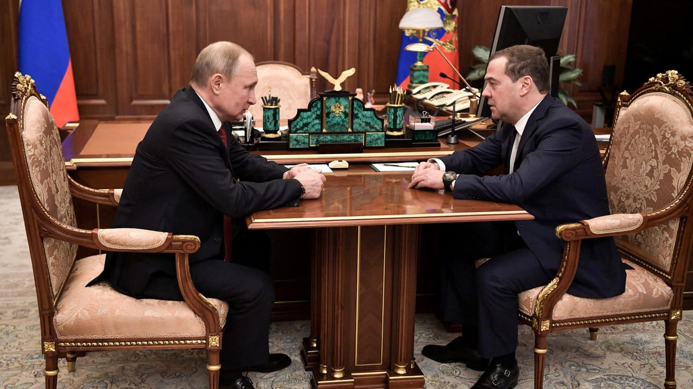 Der russische Präsident Wladimir Putin (l.) trifft Ministerpräsident Dmitri Medwedew: Der langjährige Präsident will überraschend die Regierung umbilden.