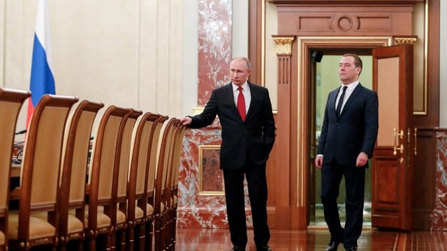 Hier sind jetzt alle Stühle freigeworden: Russlands Präsident Wladimir Putin (l) und Dmitri Medwedew vor einer Kabinettssitzung. Hier sind jetzt alle Stühle freigeworden: Russlands Präsident Wladimir Putin (l) und Dmitri Medwedew vor einer Kabinettssitzung.
