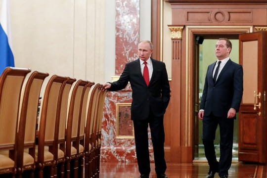Hier sind jetzt alle Stühle freigeworden: Russlands Präsident Wladimir Putin (l) und Dmitri Medwedew vor einer Kabinettssitzung.