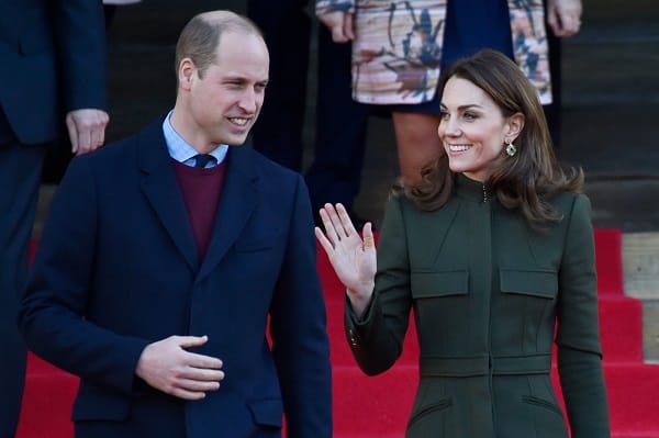 Kate, Herzogin von Cambridge, und Prinz William, Herzog von Cambridge, verlassen das Rathaus von Bradford, wo sie sich mit Jugendlichen trafen, um mehr über das Leben in der Stadt zu erfahren.