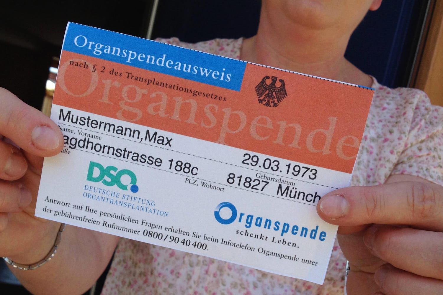 Frau hält Organspendeausweis