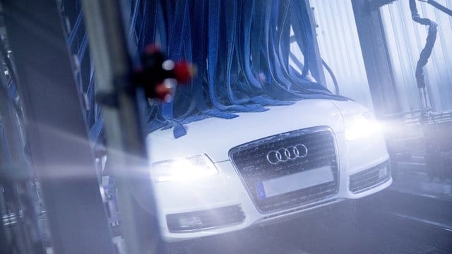 Blitzblank durch die kalte Jahreszeit: Auf eine Vorwäsche sollten Autobesitzer keinesfalls verzichten, bevor sie durch die Waschstraße fahren. Blitzblank durch die kalte Jahreszeit: Auf eine Vorwäsche sollten Autobesitzer keinesfalls verzichten, bevor sie durch die Waschstraße fahren.