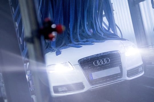 Blitzblank durch die kalte Jahreszeit: Auf eine Vorwäsche sollten Autobesitzer keinesfalls verzichten, bevor sie durch die Waschstraße fahren.
