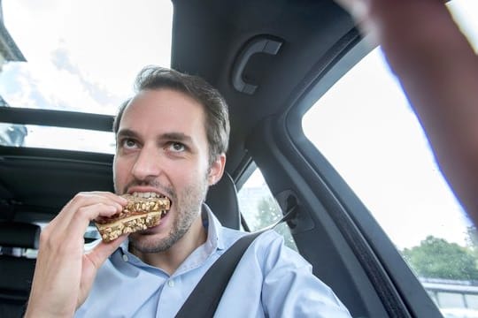 In die herzhafte Stulle beißt man als Fahrer lieber nur, während das Auto steht.