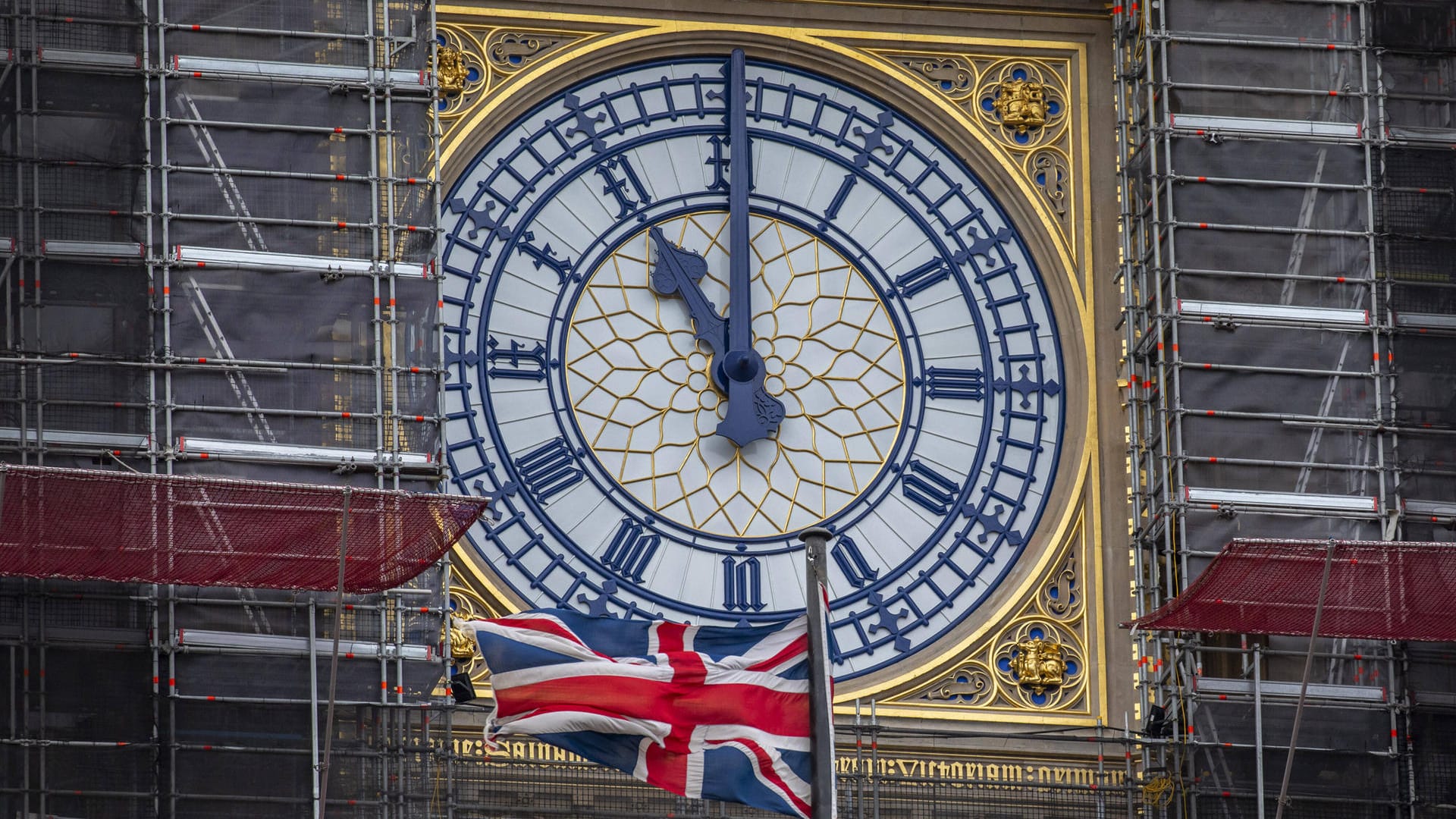 Der Elizabeth Tower, auch Big Ben genannt: Mehr als die berühmte Uhr ist im Moment von dem Wahrzeichen nicht zu sehen, der Turm wird saniert.