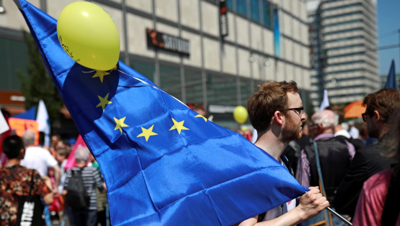 Pro-europäische Demonstranten in Berlin: Das EU-Parlament will die Bürger bei der Reform der Union umfassend beteiligen. (Archivbild)
