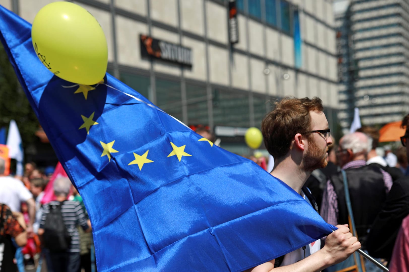 Pro-europäische Demonstranten in Berlin: Das EU-Parlament will die Bürger bei der Reform der Union umfassend beteiligen. (Archivbild)