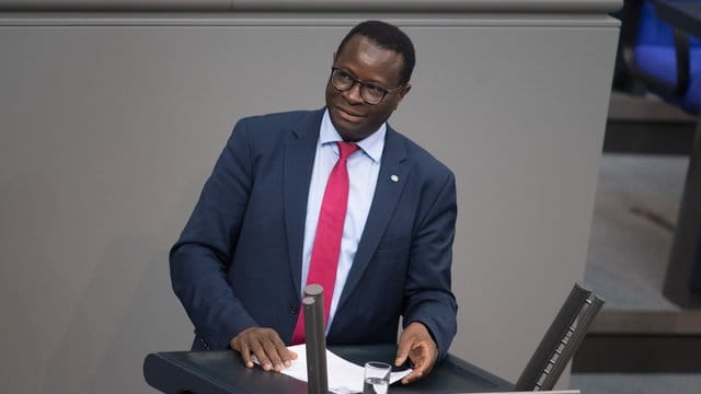 Karamba Diaby (SPD) im Bundestag: Das Büro des Abgeordneten in Halle ist beschossen worden. Karamba Diaby (SPD) im Bundestag: Das Büro des Abgeordneten in Halle ist beschossen worden.
