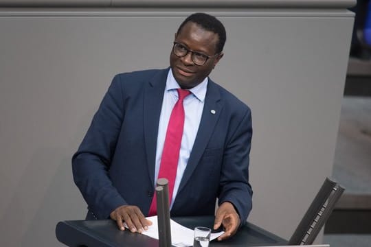 Karamba Diaby (SPD) im Bundestag: Das Büro des Abgeordneten in Halle ist beschossen worden.