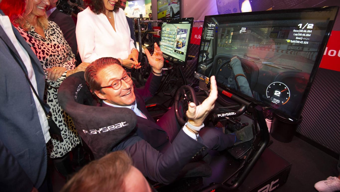 Verkehrsminister Andreas Scheuer testet einen Rennsimulator auf der Gamescom: Im Jahr 2020 soll der deutschen Spiele-Branche eine Förderung von insgesamt 50 Millionen Euro zugute kommen.