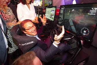 Verkehrsminister Andreas Scheuer testet einen Rennsimulator auf der Gamescom: Im Jahr 2020 soll der deutschen Spiele-Branche eine Förderung von insgesamt 50 Millionen Euro zugute kommen.