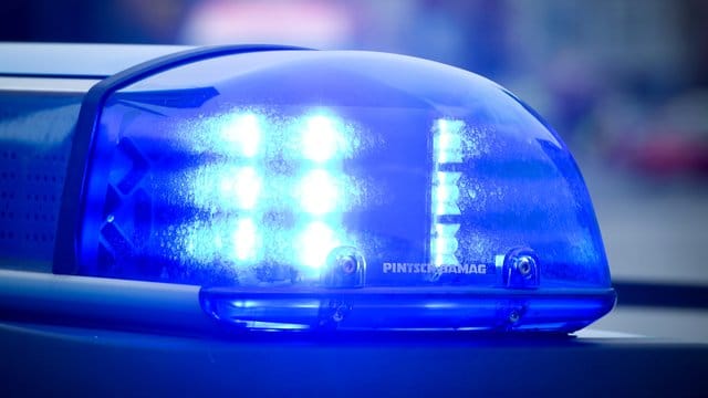 Das Blaulicht an einem Polizeiauto: In Hamburg wurde eine 29-Jährige mutmaßliche Terroristin festgenommen.