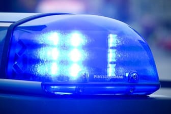 Das Blaulicht an einem Polizeiauto: In Hamburg wurde eine 29-Jährige mutmaßliche Terroristin festgenommen.