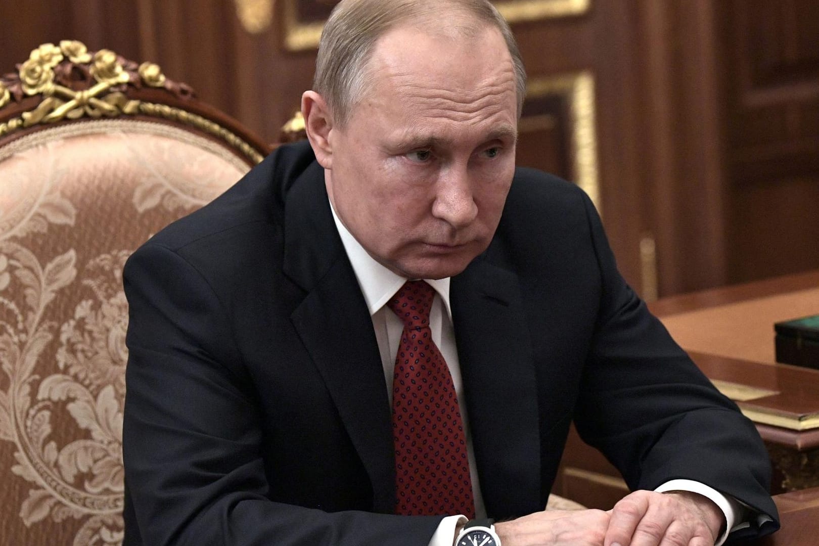 Der russische Präsident Wladimir Putin muss nach dem Rücktritt der aktuellen Regierung zunächst einen neuen Regierungschef ernennen.