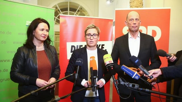 Thüringens Umweltministerin Anja Siegesmund (l-r) von Bündnis90/Die Grünen, die Linke-Fraktionsvorsitzende Susanne Hennig-Wellsow und Wirtschaftsminister Wolfgang Tiefensee (SPD) geben die Beendigung der Verhandlungen über eine Minderheitsregierung bekannt. Thüringens Umweltministerin Anja Siegesmund (l-r) von Bündnis90/Die Grünen, die Linke-Fraktionsvorsitzende Susanne Hennig-Wellsow und Wirtschaftsminister Wolfgang Tiefensee (SPD) geben die Beendigung der Verhandlungen über eine Minderheitsregierung bekannt.
