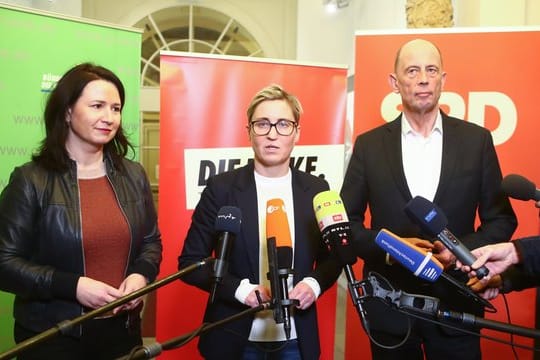 Thüringens Umweltministerin Anja Siegesmund (l-r) von Bündnis90/Die Grünen, die Linke-Fraktionsvorsitzende Susanne Hennig-Wellsow und Wirtschaftsminister Wolfgang Tiefensee (SPD) geben die Beendigung der Verhandlungen über eine Minderheitsregierung bekannt.