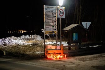 Blumen und Kerzen an der Südtiroler Unfallstelle: Sieben Menschen starben nach dem Autounfall.