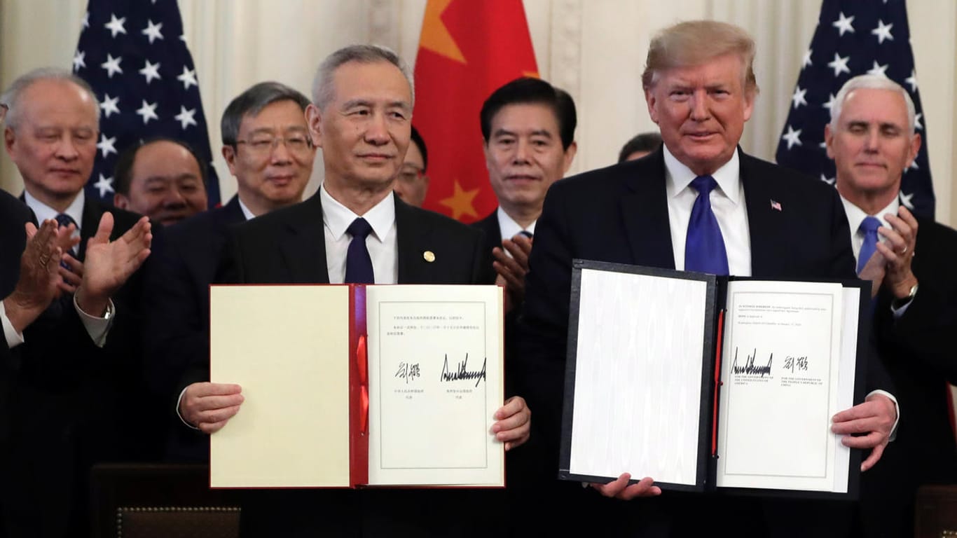 Das Abkommen ist unterzeichnet: In dem Handelsstreit haben die USA und China sich angenähert, Chinas Vizepremier Liu He (links) und US-Präsident Donald Trump (rechts) traten mit der Einigung vor die Presse.