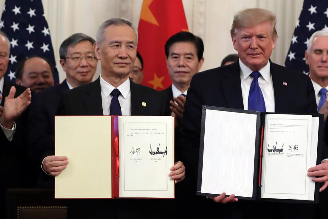 Das Abkommen ist unterzeichnet: In dem Handelsstreit haben die USA und China sich angenähert, Chinas Vizepremier Liu He (links) und US-Präsident Donald Trump (rechts) traten mit der Einigung vor die Presse.