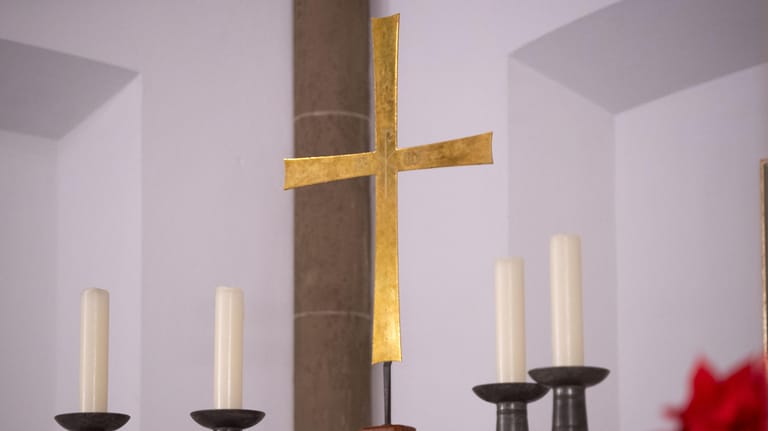 Ein Kreuz und Kerzen in einer Kirche: Die Angriffe auf Christen und Kirchen haben im vergangenen Jahr deutlich zugenommen (Symbolbild).