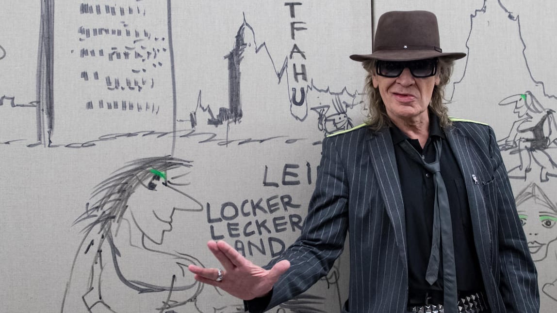 Udo Lindenberg bei einer Ausstellung in Leipzig: Dem Musiker wurde mit "Lindenberg! Mach dein Ding" ein Denkmal gesetzt – das aktuell im Kino zu sehen ist.