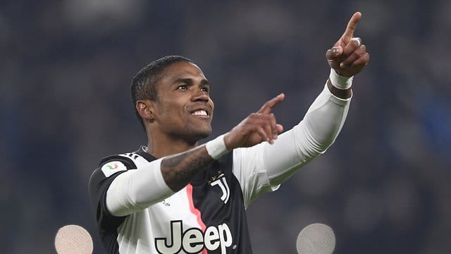 Douglas Costa feiert seinen Treffer zum 4:0 für Juventus Turin.