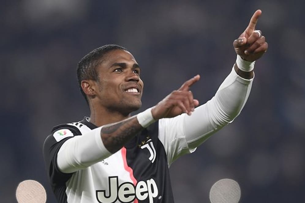 Douglas Costa feiert seinen Treffer zum 4:0 für Juventus Turin.