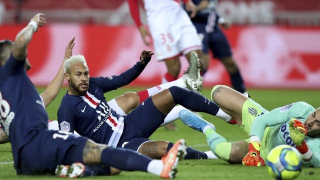 PSG-Spieler Neymar (M) scheitert an Monacos Torwart Benjamin Lecomte (r). PSG-Spieler Neymar (M) scheitert an Monacos Torwart Benjamin Lecomte (r).