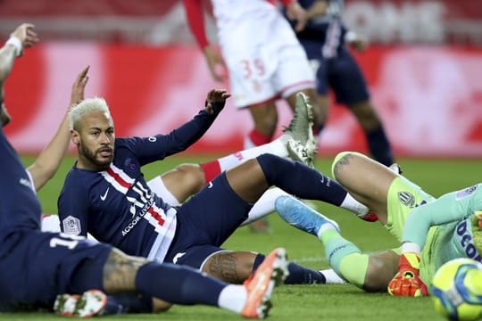 PSG-Spieler Neymar (M) scheitert an Monacos Torwart Benjamin Lecomte (r).