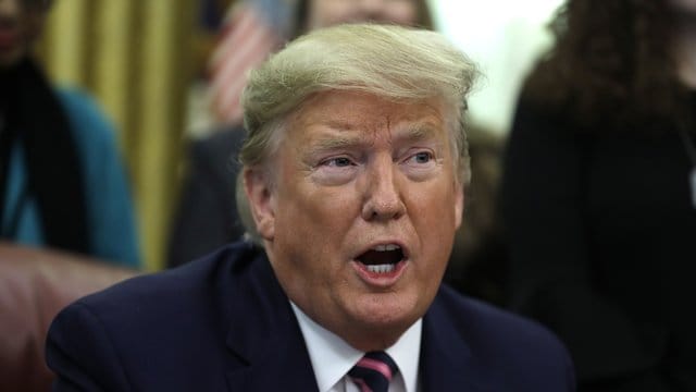 Donald Trump muss sich als dritter Präsident in der Geschichte der Vereinigten Staaten einem Amtsenthebungsverfahren im Senat stellen. Donald Trump muss sich als dritter Präsident in der Geschichte der Vereinigten Staaten einem Amtsenthebungsverfahren im Senat stellen.