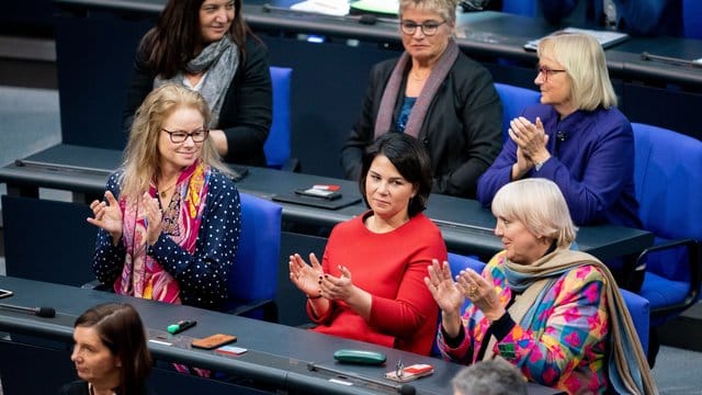 Zustimmung: Die Grünen-Fraktion mit Annalena Baerbock (M. Zustimmung: Die Grünen-Fraktion mit Annalena Baerbock (M.