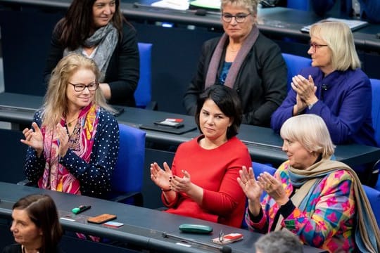 Zustimmung: Die Grünen-Fraktion mit Annalena Baerbock (M.