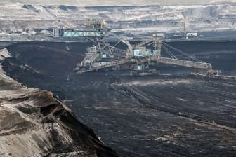 Braunkohle-Tagebau in Sachsen-Anhalt: Viele ohnehin arme Regionen Deutschlands werden vom Kohleausstieg schwer getroffen.
