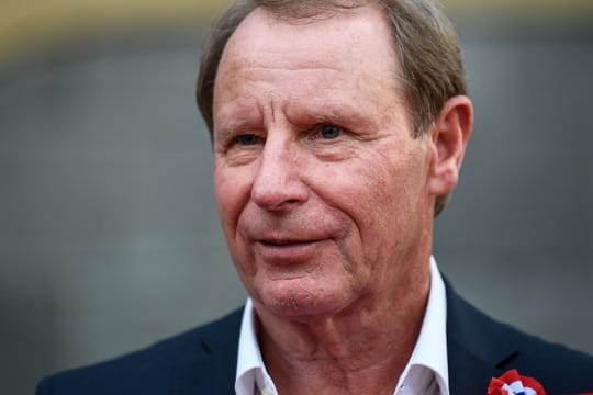 Der frühere Bundestrainer Berti Vogts plädiert für ein Pflichtpraktikum im Ausland für angehende Trainer.