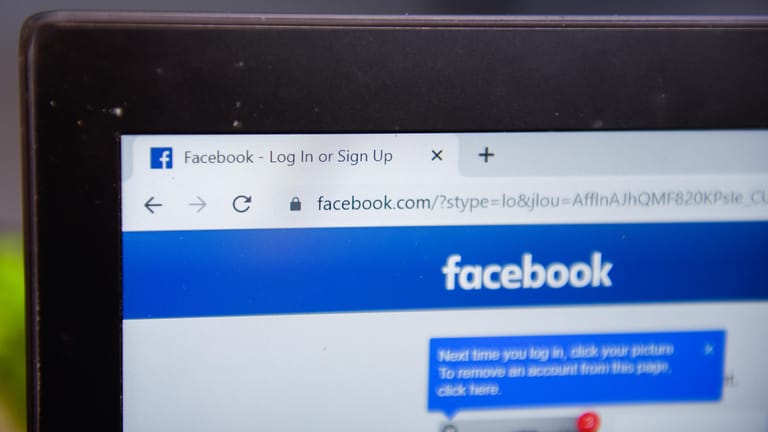 Facebook ist in einem Browser geöffnet: Nutzer bekommen demnächst Login-Benachrichtigungen.