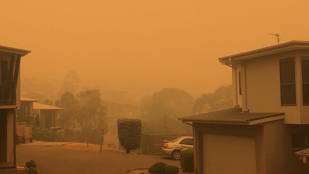 Ansicht in Canberra: Die Sonne kommt durch die dicke Rauchwolke nicht mehr durch.