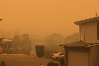 Ansicht in Canberra: Die Sonne kommt durch die dicke Rauchwolke nicht mehr durch.