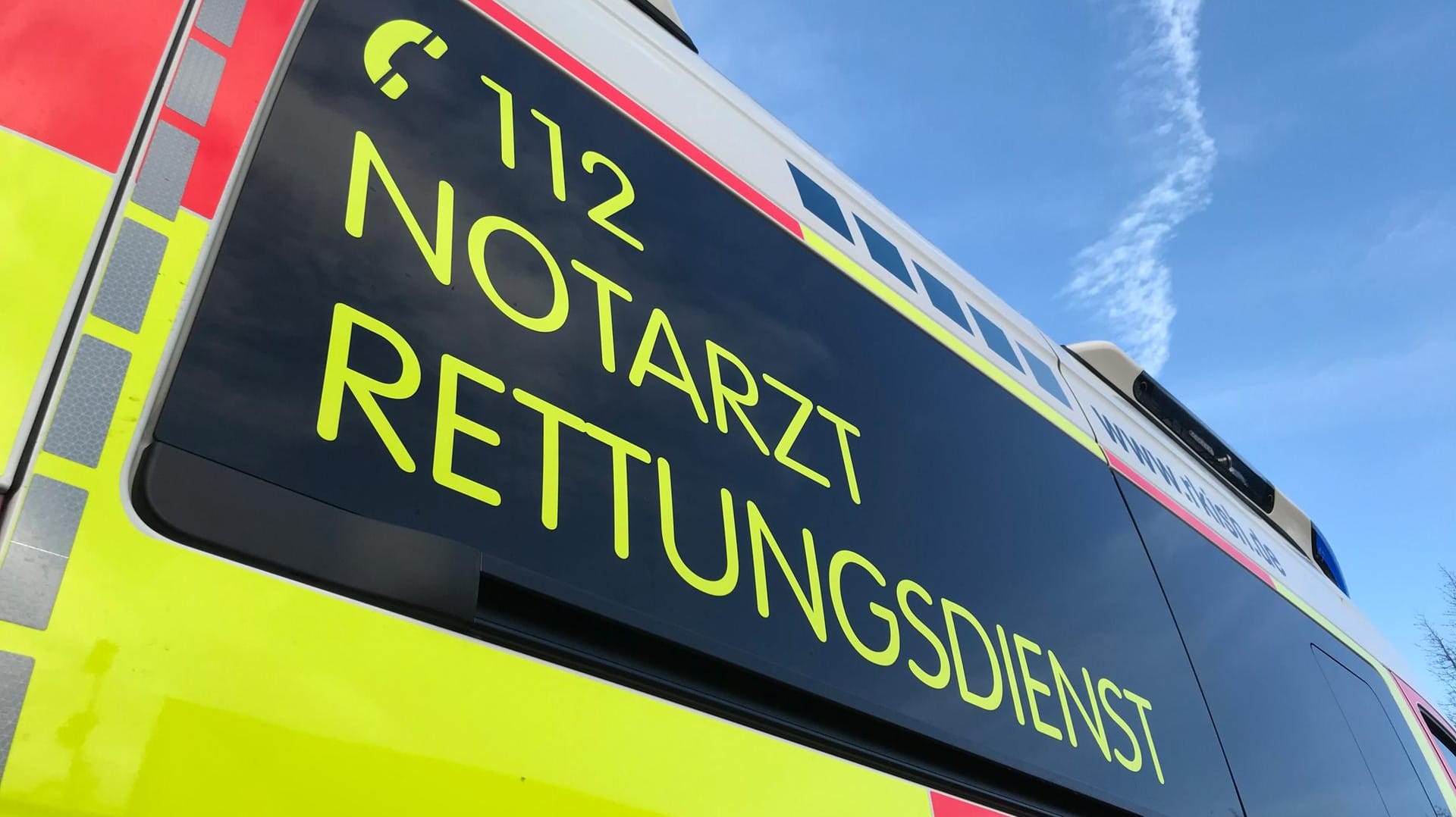 Notarzt im Einsatz: In Greifswald starb ein Radfahrer nach der Kollision mit einem Auto. (Symbolbild) Notarzt im Einsatz: In Greifswald starb ein Radfahrer nach der Kollision mit einem Auto. (Symbolbild)