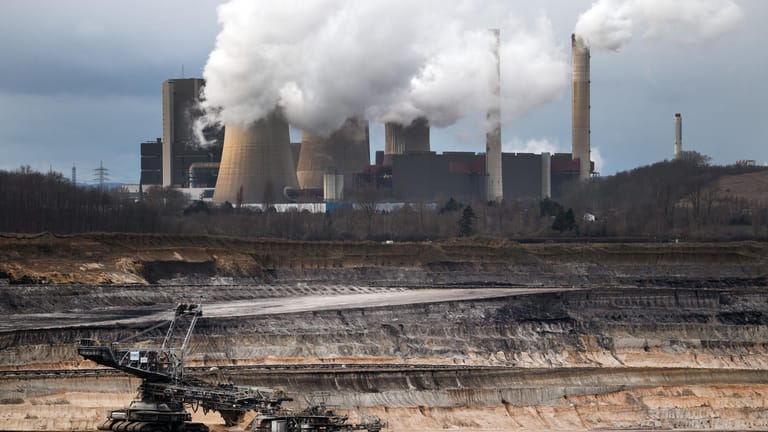Der Braunkohletagebau Inden: Im Hintergrund steht das Braunkohlekraftwerk Weisweiler. Die Betreiber von Kohlekraftwerken sollen Milliardenentschädigungen erhalten.