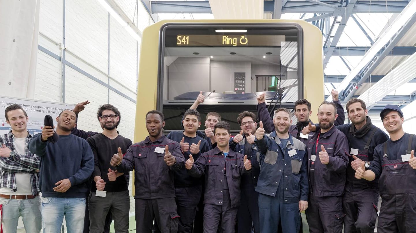 Flüchtlinge bei der Berliner S-Bahn: Die Bahn bekämpft ihre Personalnot. (Archivbild)