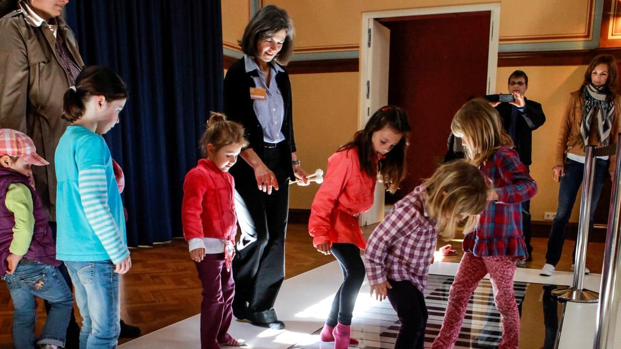 Kinder auf einem Klavier: Beim Walking Piano macht man durch Bewegung Töne.