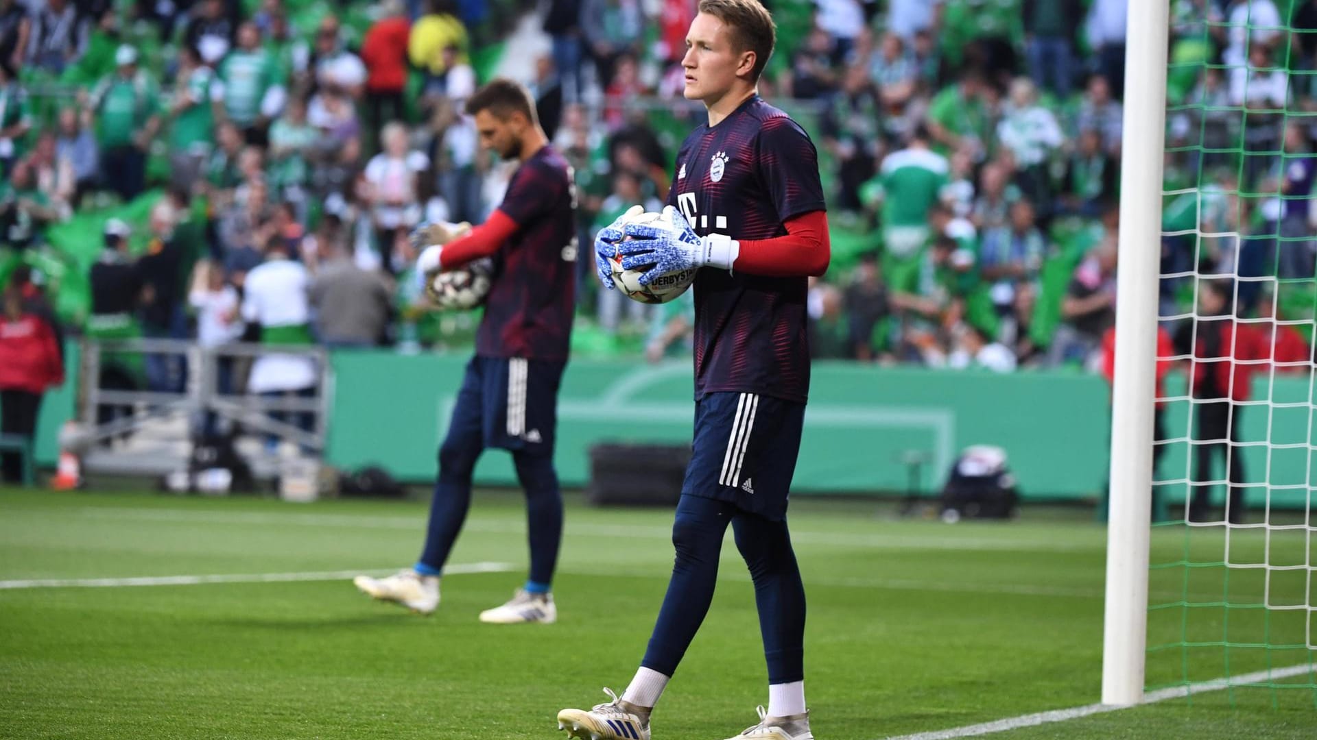 Hat klare Vorstellungen nach der Nübel-Verpflichtung: Bayerns Ersatztorwart Ron-Thorben Hoffmann. Im Hintergrund: Sven Ulreich.