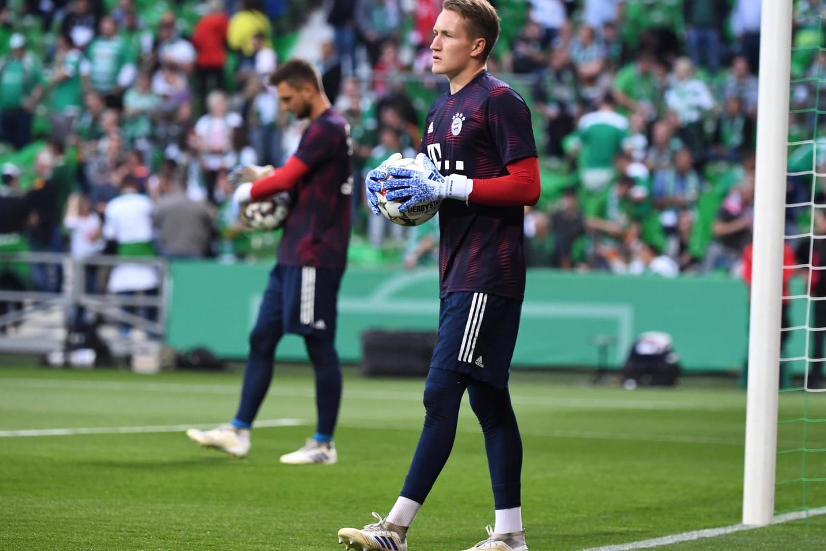 Hat klare Vorstellungen nach der Nübel-Verpflichtung: Bayerns Ersatztorwart Ron-Thorben Hoffmann. Im Hintergrund: Sven Ulreich.