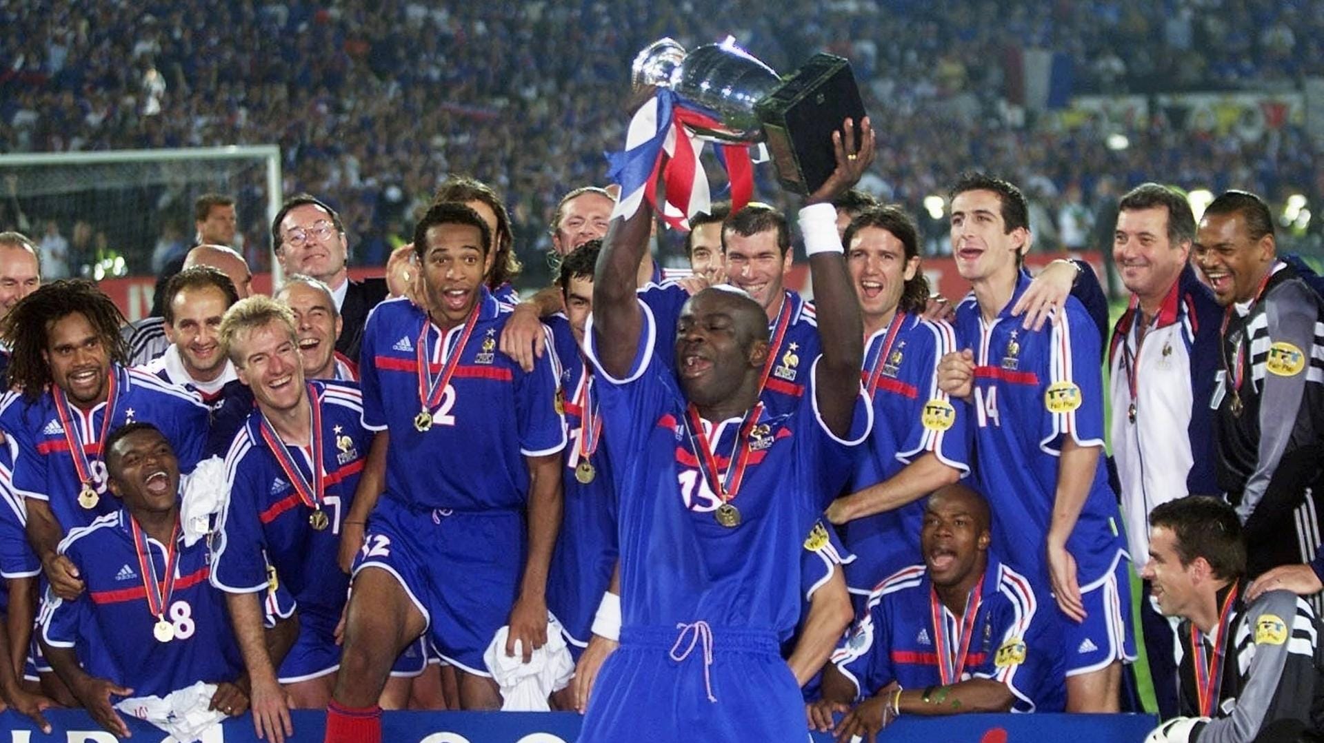 Marcus' Vater, Lilian Thuram, jubelt nach dem französischen EM-Erfolg 2000 mit der Trophäe.