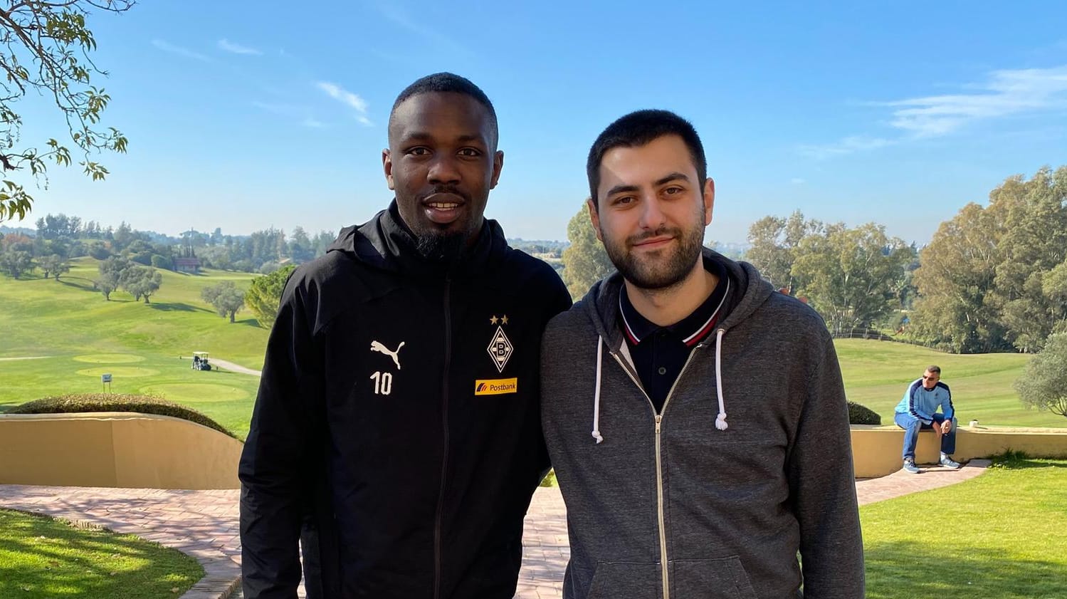 Gladbach-Shootingstar Marcus Thuram (li.) mit t-online.de-Reporter Dominik Sliskovic im spanischen Jerez.