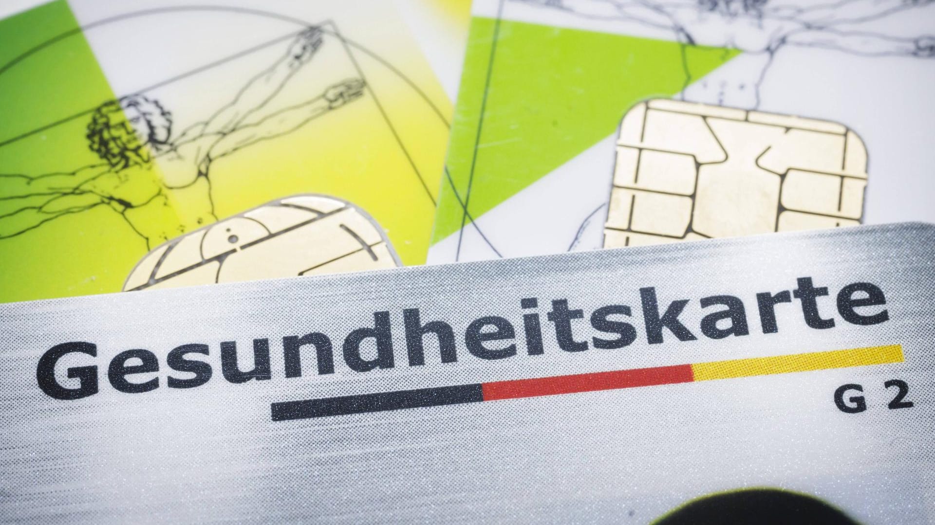 Gesundheitskarte: Überschreitet eine Krankenkasse die gesetzliche Fünf-Wochen-Frist, gilt eine sogenannte Genehmigungsfiktion. Gesundheitskarte: Überschreitet eine Krankenkasse die gesetzliche Fünf-Wochen-Frist, gilt eine sogenannte Genehmigungsfiktion.