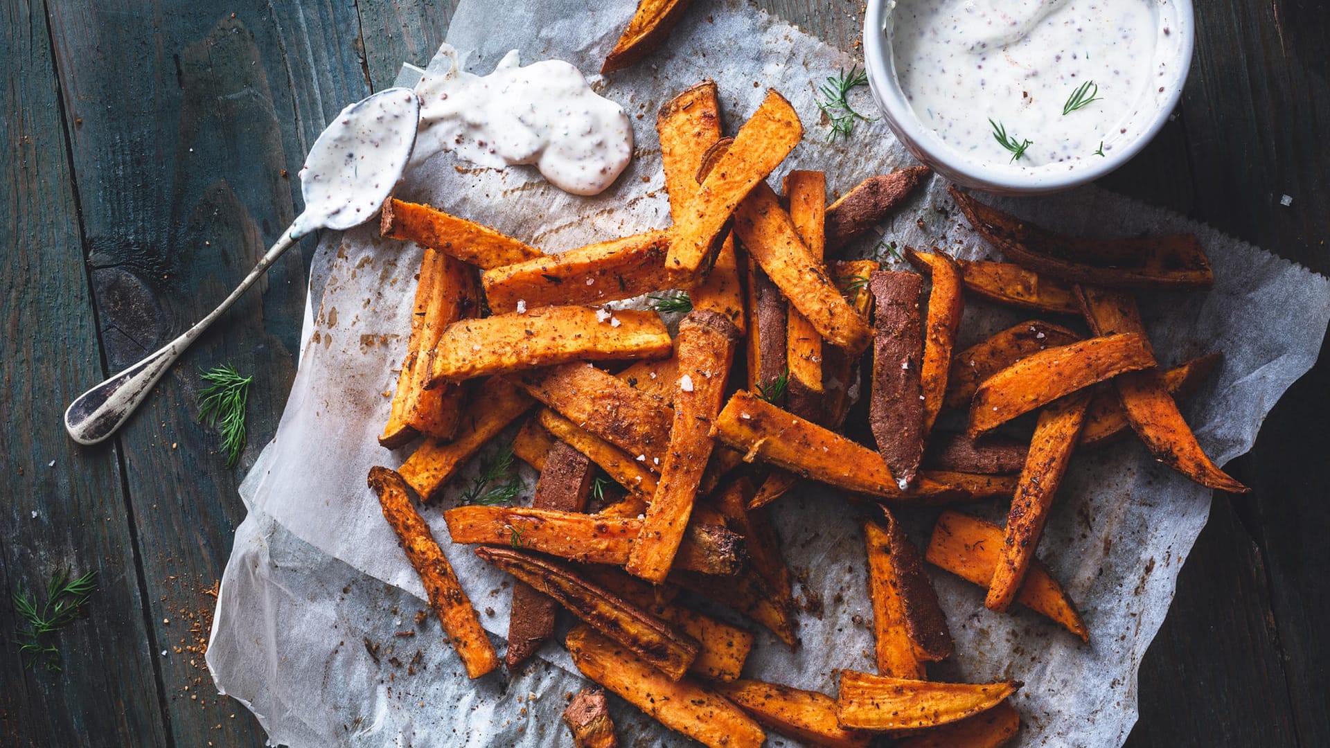 Süßkartoffelpommes: Knusprig und mit Rosmarin, Salz und Pfeffer gewürzt, ist die Süßkartoffel aus dem Ofen ein beliebtes und schmackhaftes Gericht.