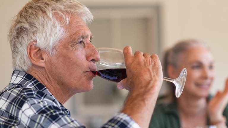 Alkohol im Alter: Im Alter kann der Körper Alkohol schlechter abbauen.