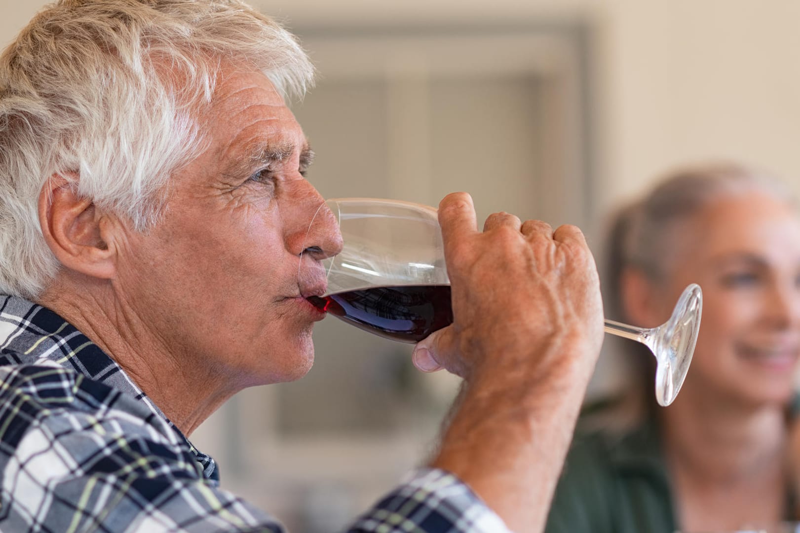 Alkohol im Alter: Im Alter kann der Körper Alkohol schlechter abbauen.